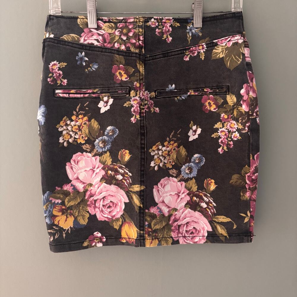 Floral Print Mini Skirt in Black and Pink